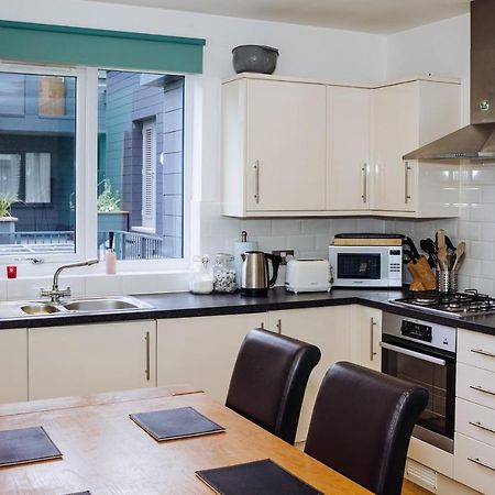 Beautiful, Contemporary 3 Bedroom Apartment Бат Екстериор снимка