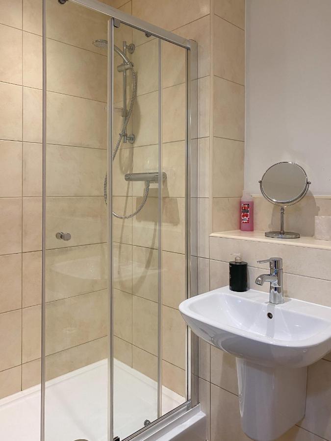 Beautiful, Contemporary 3 Bedroom Apartment Бат Екстериор снимка