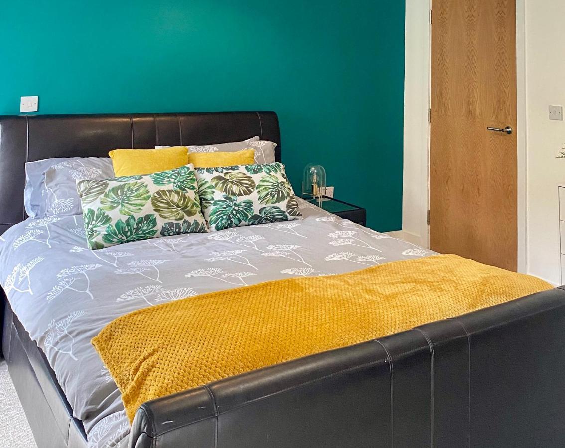 Beautiful, Contemporary 3 Bedroom Apartment Бат Екстериор снимка