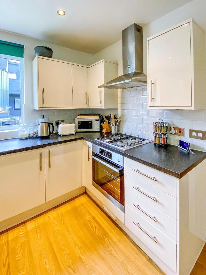 Beautiful, Contemporary 3 Bedroom Apartment Бат Екстериор снимка