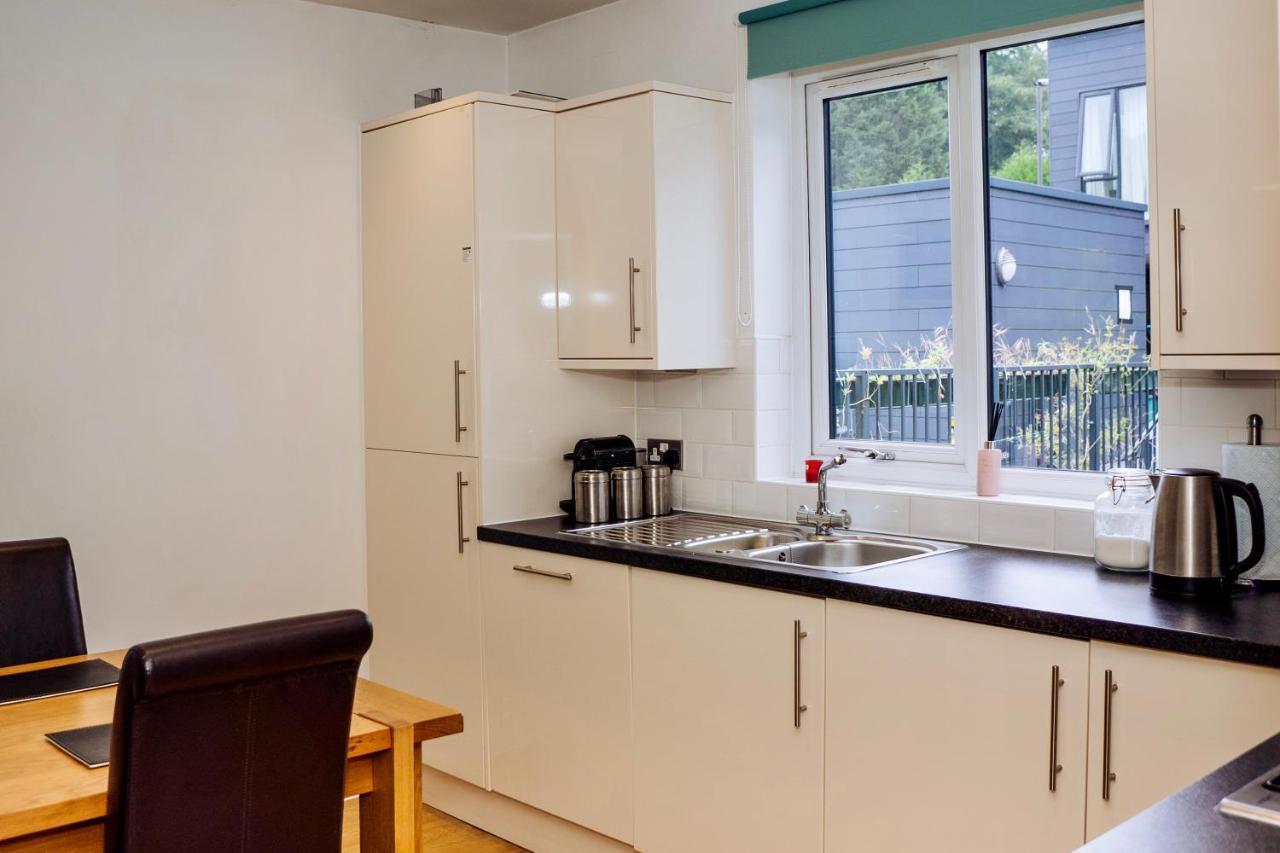 Beautiful, Contemporary 3 Bedroom Apartment Бат Екстериор снимка